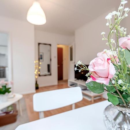 Modern One Bedroom Victoria Apartment ลอนดอน ภายนอก รูปภาพ